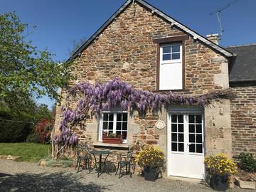 Gîte pour 6 personnes, avec jardin et vue, adapté aux familles à Plénée-Jugon
