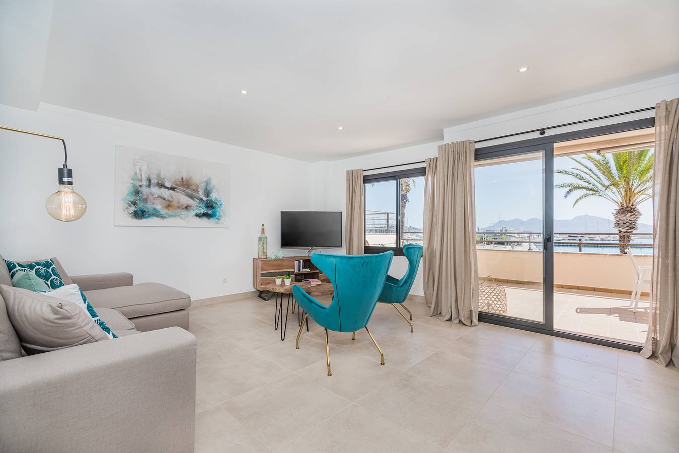 Entire apartment, Stunning Apartment "Cana Ferrera" with Sea and Mountain Views, Balcony, A/C & Wi-Fi in Port de Pollença, Pollença