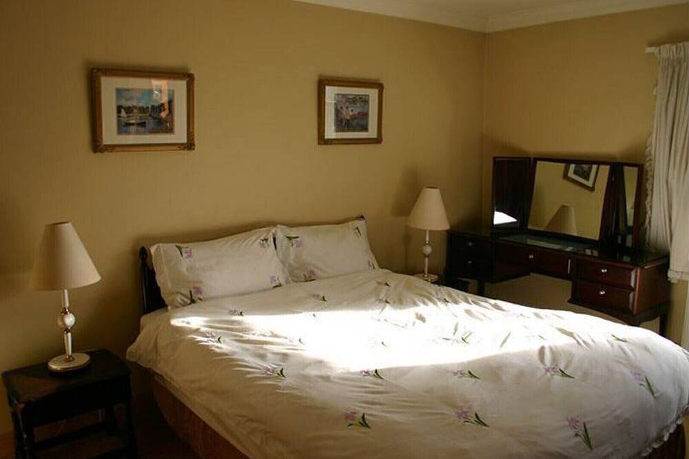 Das Woodcroft Holiday Cottage in Ayr liegt inmitten eines nach Westen ausgerichteten Gartens mit Rasen in Ayr, Firth Of Clyde