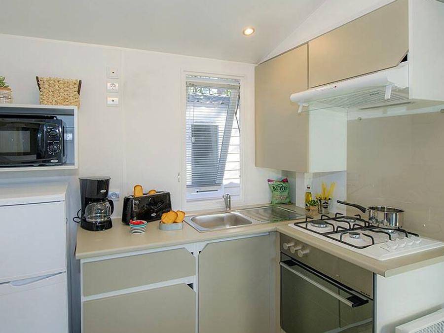 Camping Domaine de la Sainte Baume - Mobilheim 4 personen - Comfort | 2 Zi. | 4 Pers. | Einfache Terrasse | Klima | Tv in Nans-les-Pins, Brignoles Region