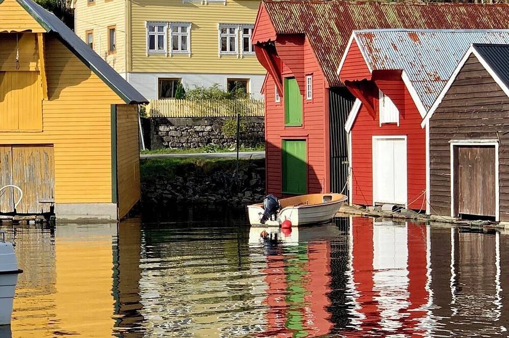 Beautiful historic Norwegian house in picturesque fishing village. in Sund