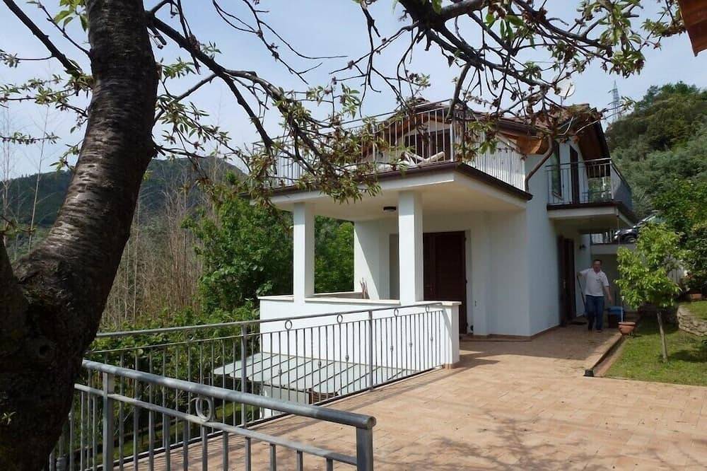 New beautiful villa, close to the sandy beach. Large terrace. Garden. in Pietrasanta, Costa de la Maremma