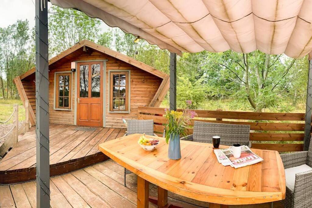 Wooden tiny house Glamping cabin with hot tub 1 in Sherwood Forest, Nottinghamshire