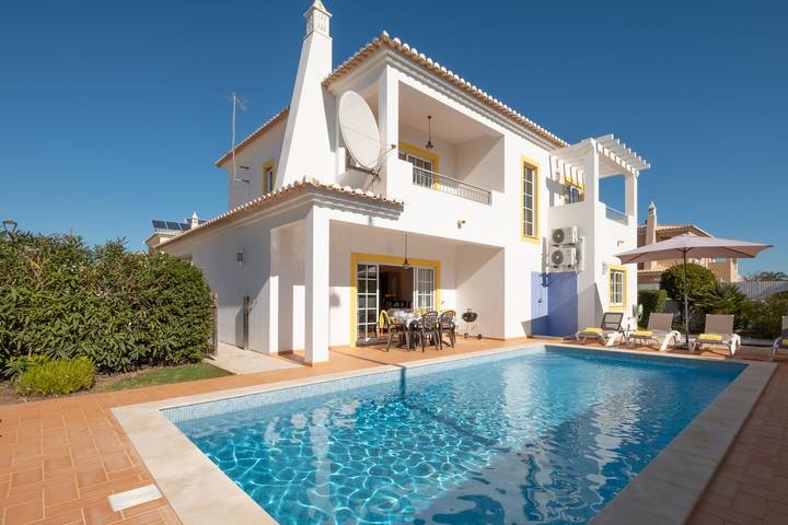 Villa für 8 Personen, mit Balkon und Terrasse sowie Garten und Pool