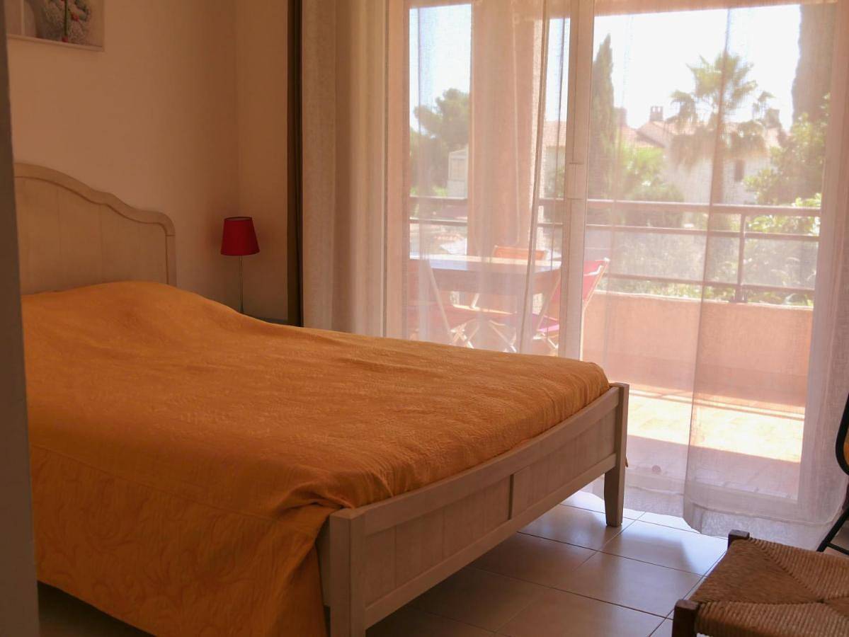 Appartement entier, Appartement 60m2 - 2 Chambres à une minute des plages, parking privé in Sausset-les-Pins, Côte méditerranéenne (France)