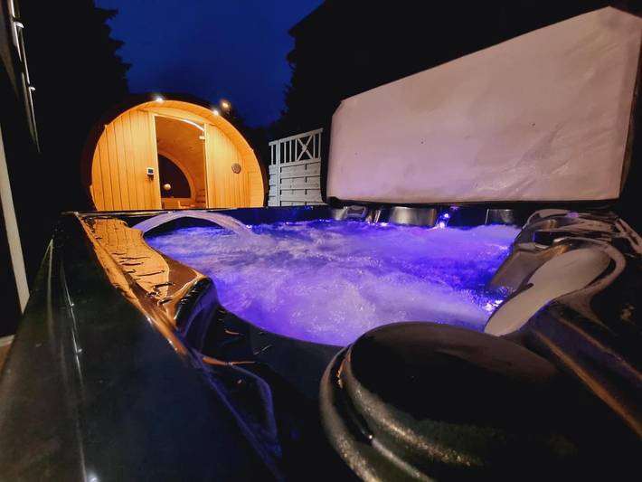 Apartament wakacyjny dla 2 osób, z jacuzzi i ogród oraz sauna w Jelenia Góra