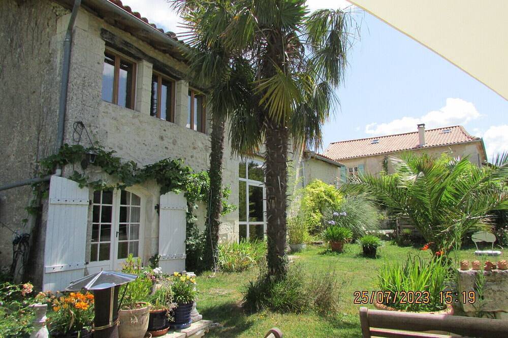 Landlust im Perigord in Einem Ausgebauten Scheunenhaus mit Suptropischem Garten in Festalemps, Périgord Vert