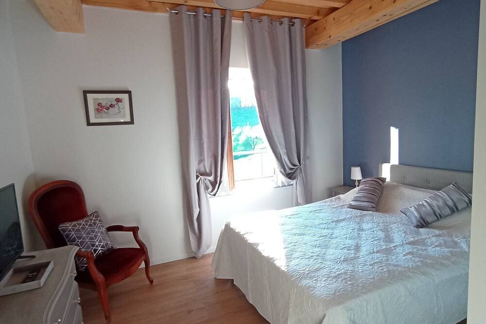 Chambre d’hôtes « Chambre Bois » avec piscine, terrasse et jardin partagés in Saint-Martin-Lestra, Montbrison