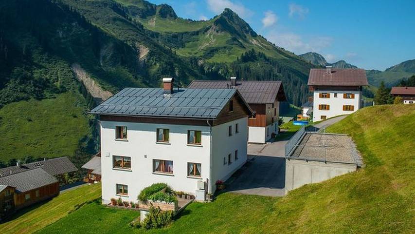 Chambre pour 2 personnes, avec jardin ainsi que terrasse et piscine