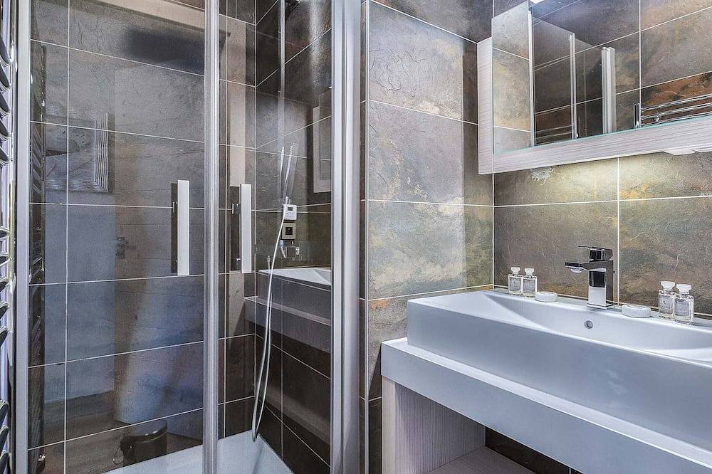Entire apartment, Modern comfort near slopes in Courchevel, 6 people in Saint-Bon-Tarentaise, Les Trois Vallées