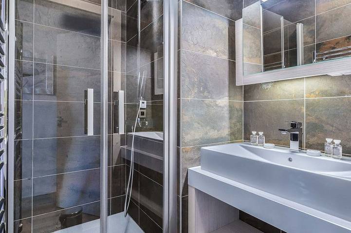 Entire apartment, Modern comfort near slopes in Courchevel, 6 people in Saint-Bon-Tarentaise, Massif de la Vanoise