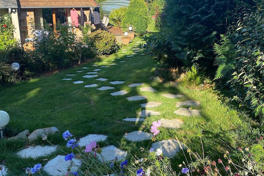 Un havre de paix surplombant la mer in Plestin-les-Grèves, Ceinture Dorée