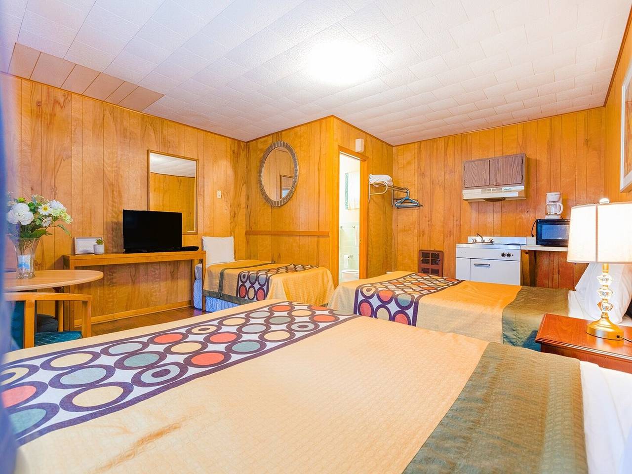 Apartamento entero, Sala de estar | Cocina | 2 camas tamaño queen | Cama plegable in Conneaut Lakeshore, Condado de Crawford (PA)