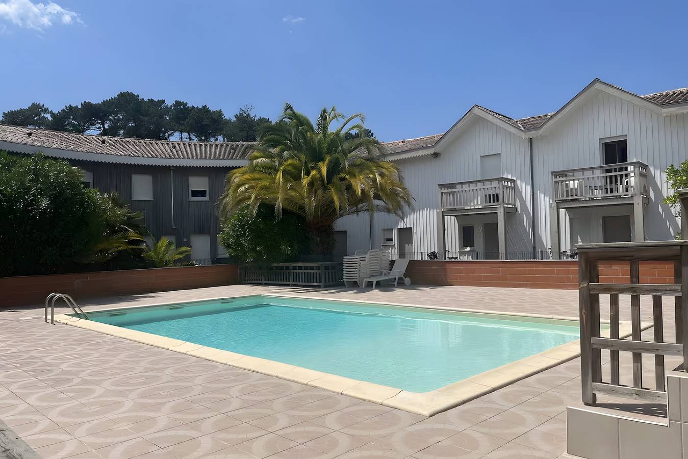 Appartement entier, Appartement « Duplex Cap Ferret » avec piscine partagée, terrasse privée et Wi-Fi in Le Canon, Lège-Cap-Ferret