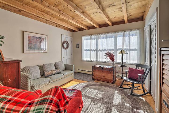 Vacation home for 12 people, with terrace and yard as well as hot tub, with pets in Vermont