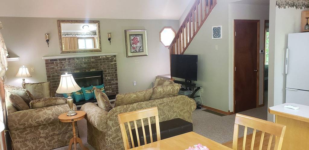 Dragonfly cottage 1/2 mile to Higgins Lake & 6 miles to snow/orv trail systems in Higgins Lake