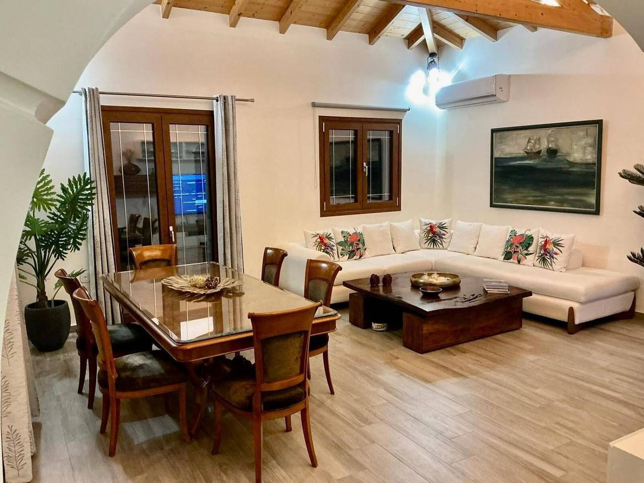 Villa 'Logas Hill' met Uitzicht op de Bergen, Wi-Fi en Airconditioning in Corfu