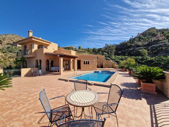 Villa für 4 Personen, mit Balkon und Terrasse sowie Garten und Pool