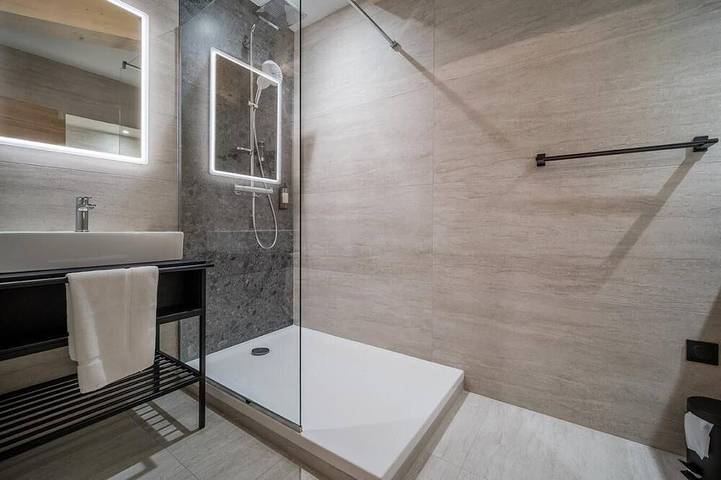 Gîte pour 10 personnes, avec Jacuzzi ainsi que Piscine et Sauna dans Office De Tourisme De Tignes Le Lac - 3