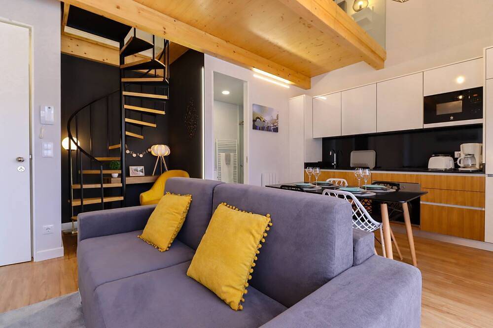 Coutinho's Apartment - City Centre Apt with Balcony, foto 13
