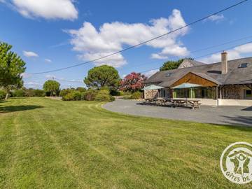 Gîte pour 15 personnes, avec jardin à Blaison-Gohier
