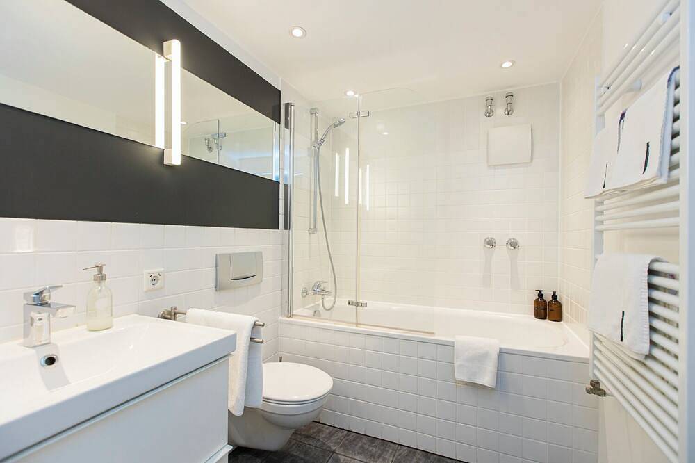 Ganze Wohnung, Maisonette mit neo-gotischer Loggia und Domblick in Köln, Rheinland