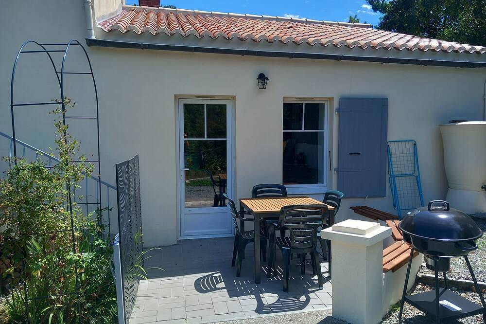 Appartement entier, Studio vue sur le château, à 20mn de la plage in Apremont, Vallée de la Loire
