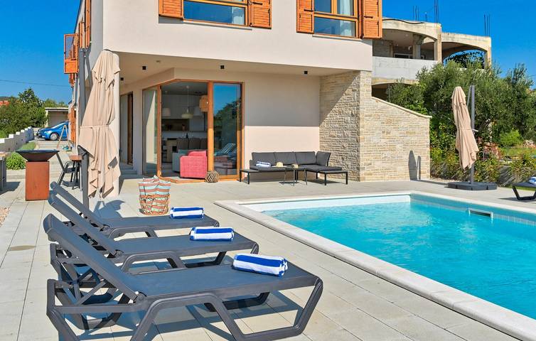 Geräumige 2-Zimmer-Wohnung mit Pool und Terrasse, 1 km vom Strand entfernt in Općina Sveti Filip i Jakov, Zadar