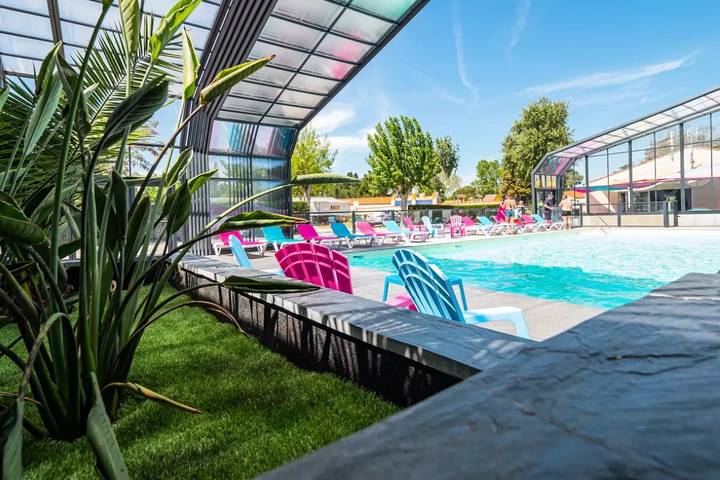Premium-Mobilheim mit 4 Zimmern, 6 Personen, Klimaanlage + TV + Whirlpool in Saint-Hilaire-de-Riez, Vendée