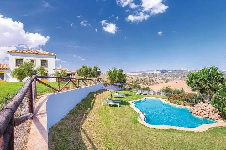 Chalet para 16 personas, con jardín además de piscina y terraza - 1