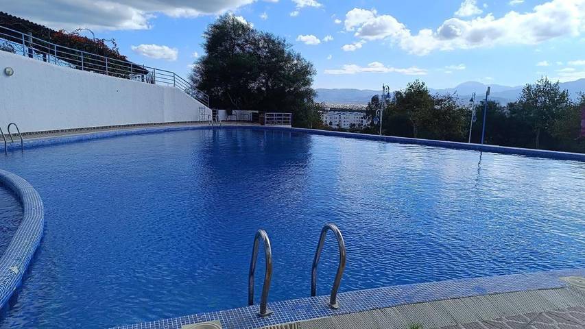 Appart’hôtel pour 3 personnes, avec piscine et vue ainsi que jardin et balcon, adapté aux familles