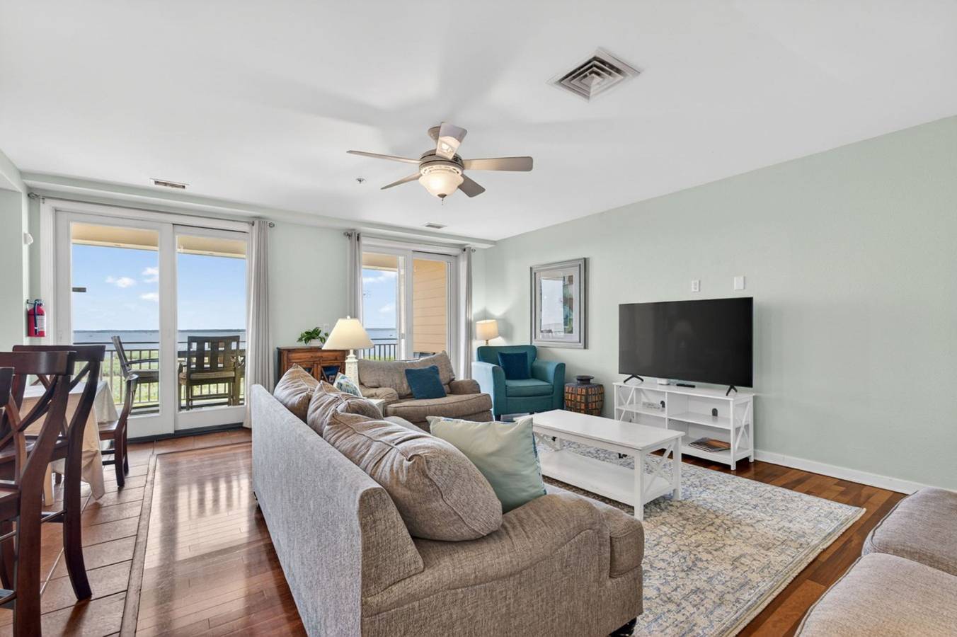 Entire apartment, New! Oceanfront Penthouse/ 2 Decks/ Pool/Beach/Gym in Virginia Beach