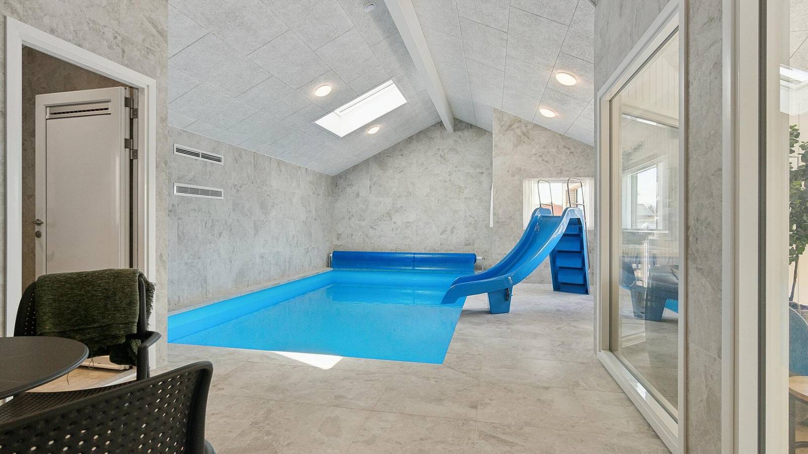 910 – Luxury 30-person holiday home with pool in Marielyst in Swedish Baltic Sea