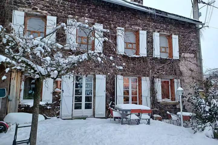 Location de vacances pour 12 personnes, animaux acceptés à Aurières