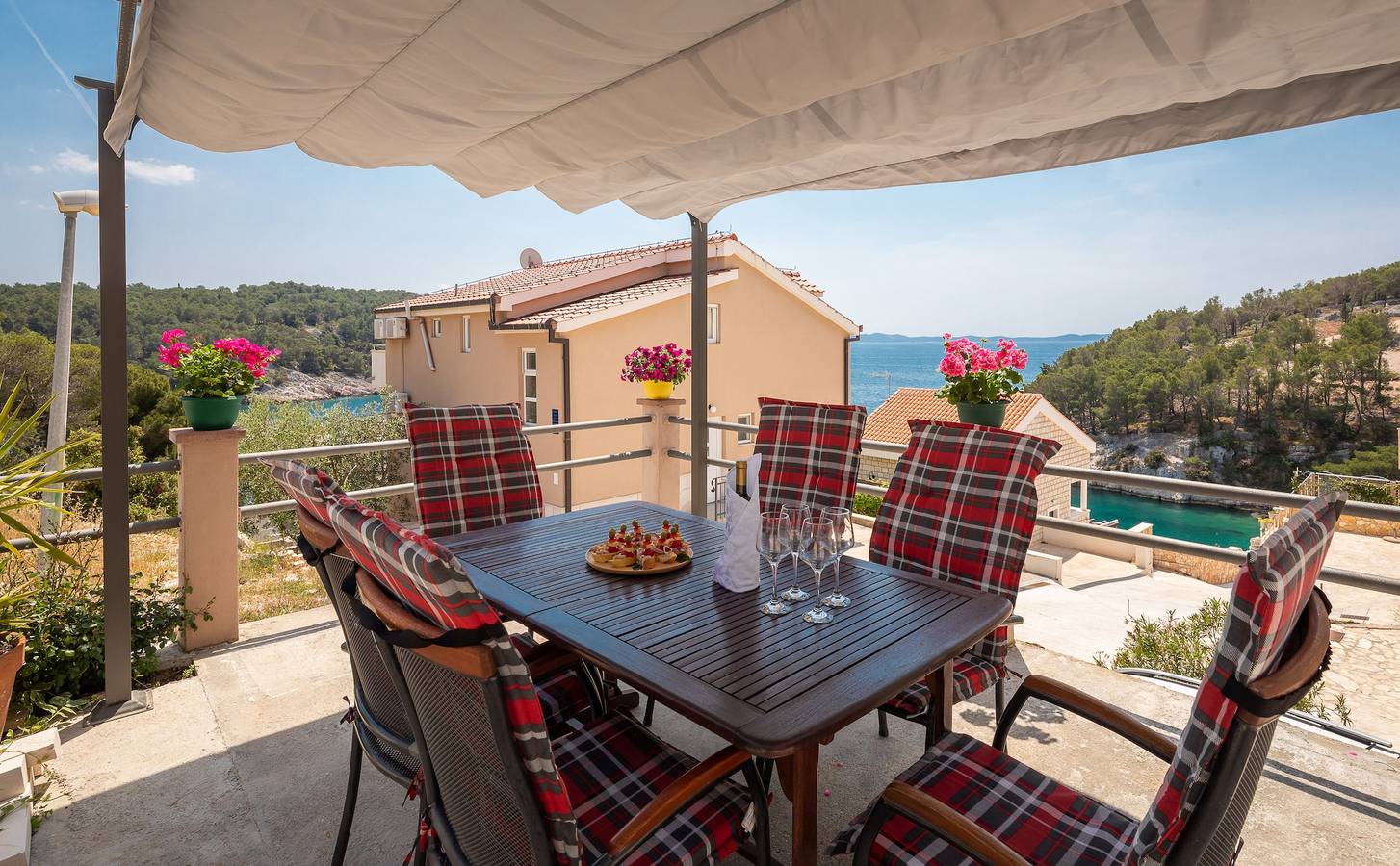 Hel leilighet, One bedroom apartment with terrace and sea view Cove Osibova, Brač A-12062-a in Milna, Brac