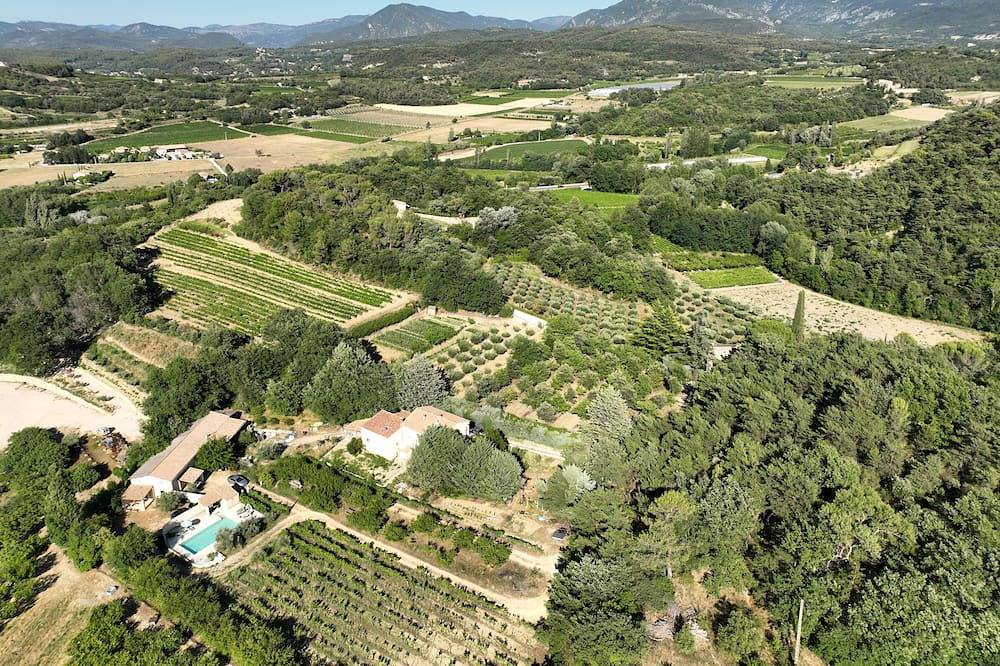 Gîte \"Le Rosier\" Le Mas Des Charrettes in Crestet, Parc naturel régional du Mont-Ventoux