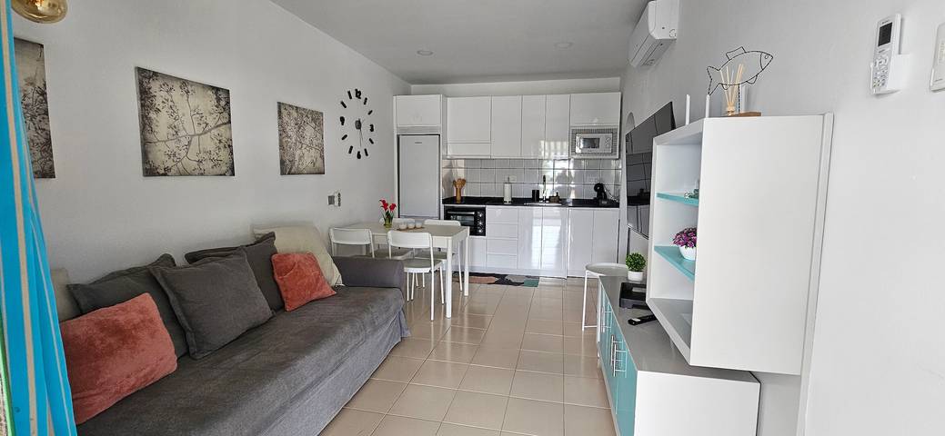 Entire apartment, Holiday Apartment 'Casa Los Veleros F2' with Sea View, Shared Pool and Wi-Fi in Puerto Rico (Gran Canaria), Mogán