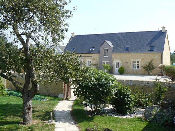 Location de vacances pour 6 personnes, avec Terrasse et Jacuzzi ainsi que Jardin et Vue à Juaye-Mondaye