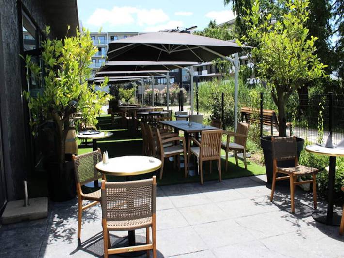 Gîte pour 2 personnes, avec piscine et terrasse, adapté aux familles dans Plage du Lac de Bordeaux - 3