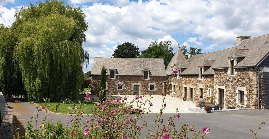 Location de vacances pour 2 personnes, avec Terrasse ainsi que Jacuzzi et Jardin à Plédéliac