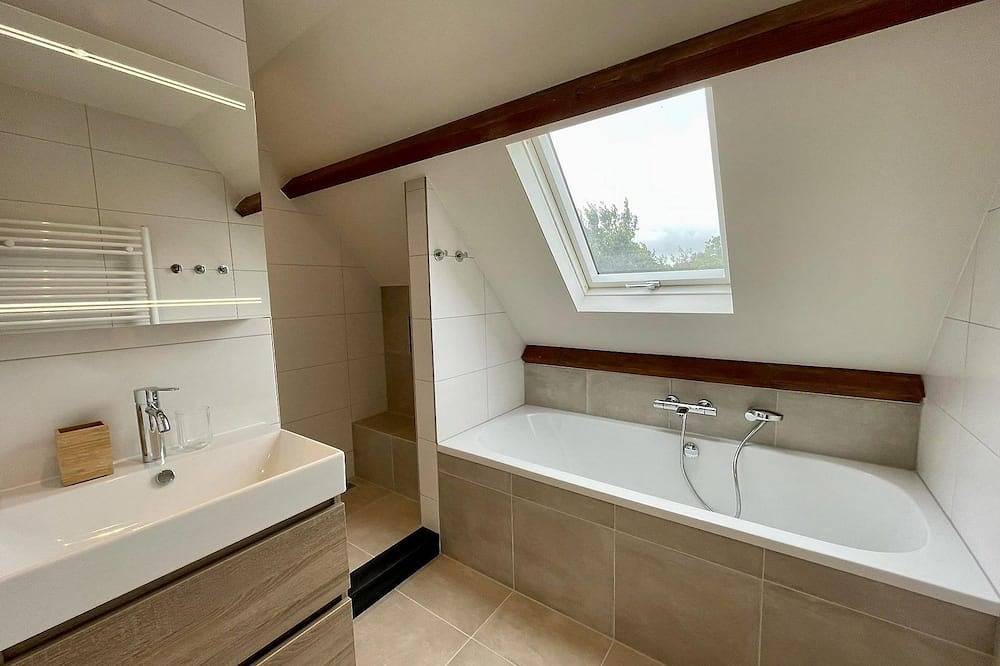 Cosy family house with large garden, 2 bathrooms and location close to the beach in Renesse Strand, Renesse