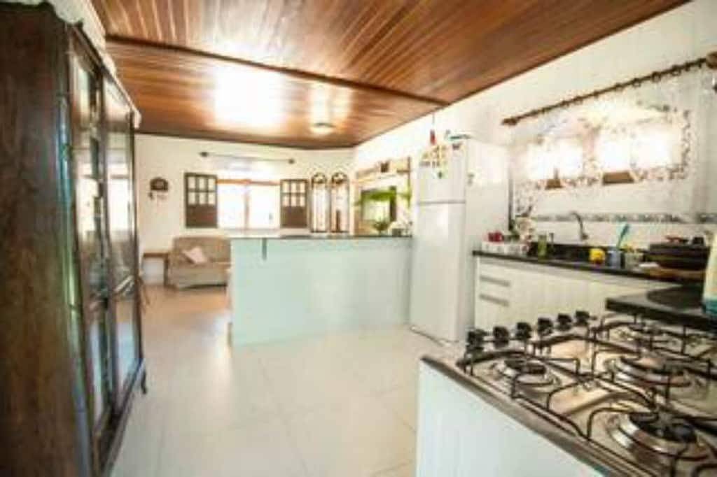 Beautiful house with 4 suites, swimming pool, complete gourmet space, 24-hour gated community in Camaçari, Linha Verde