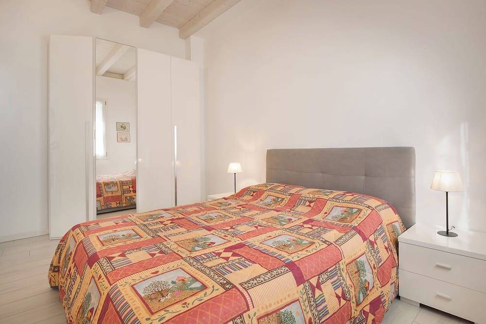 Ganze Wohnung, Villa Malù - Apt Luisa Pool- und Seeblick in Torri del Benaco, Gardasee-Berge