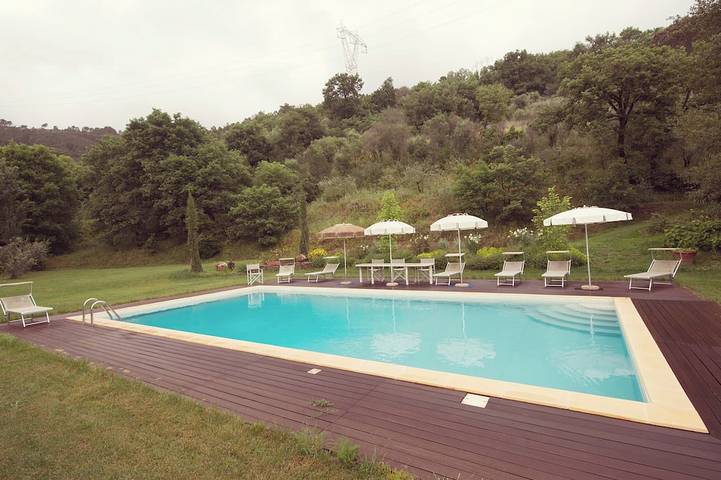 Ferienhaus für 4 Personen, mit Balkon und Whirlpool sowie Garten und Pool