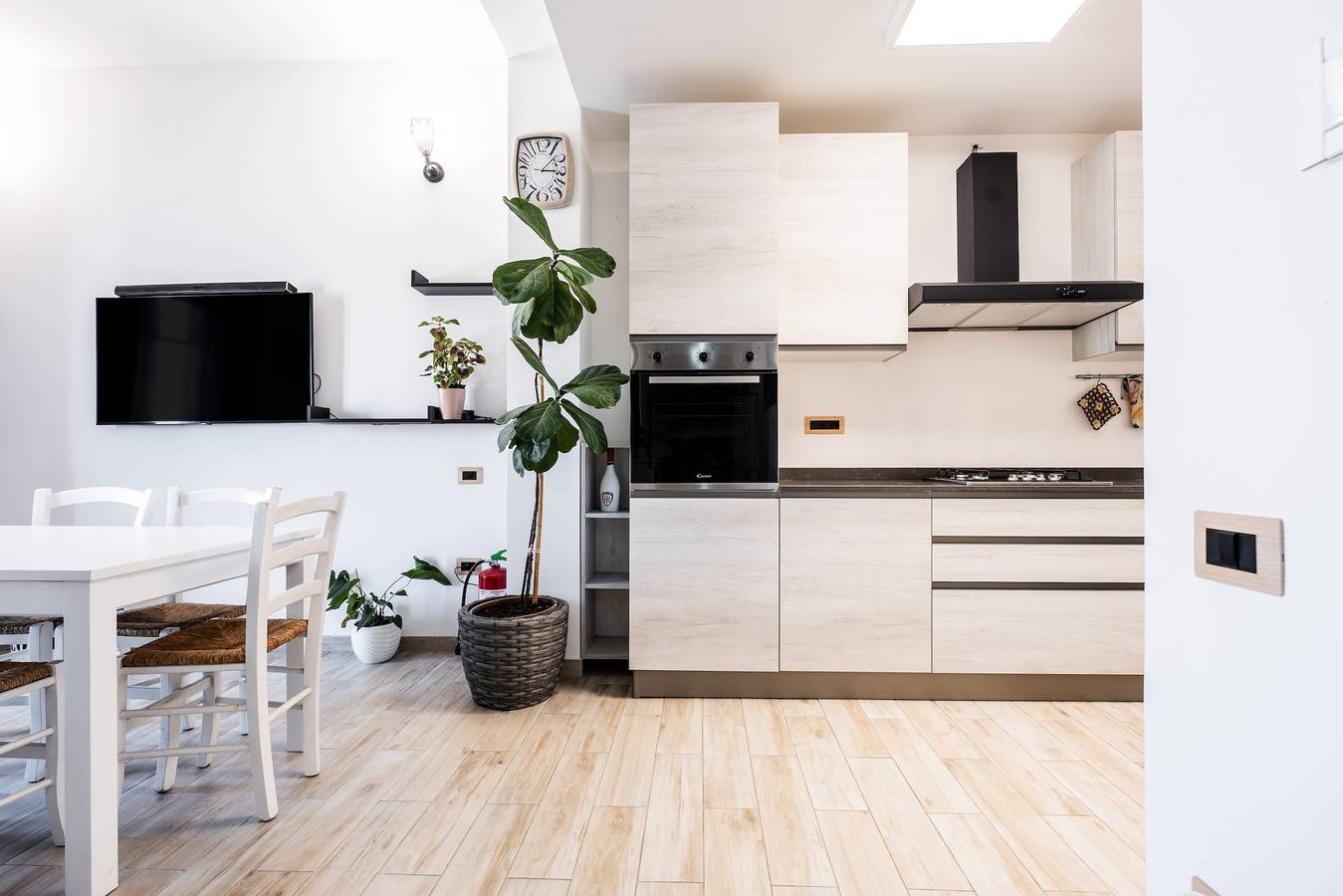 Apartamento entero, Apartamento 'Casacolombo' con Balcón, Wi-Fi y Aire Acondicionado in Quartu Sant'Elena, Campidano