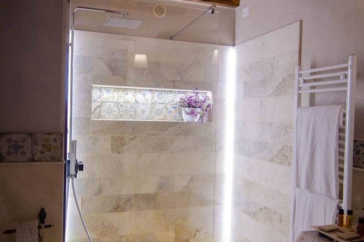 Appartement entier, Dragoncello Suite avec lit à baldaquin in Montepulciano, Province de Sienne
