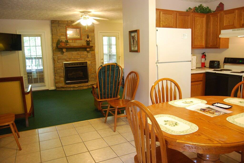 \"Beary\" Cute Hot Tub Cabin in der Nähe von Alligator 2 Lake Cumberland Marina in Lake Cumberland