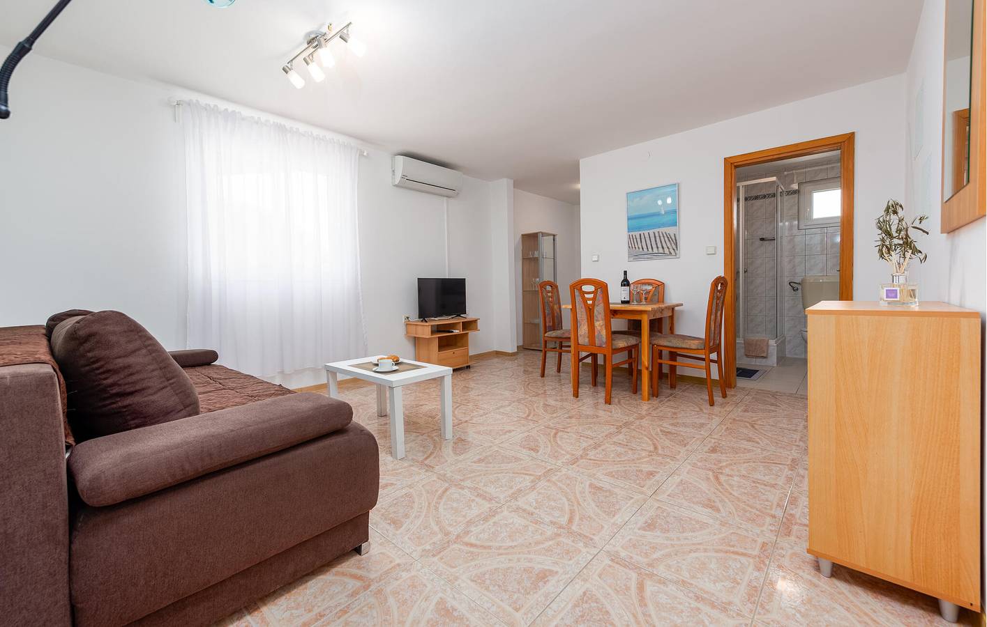 Ganze Ferienwohnung, Ferienwohnung für 4 Personen mit Terrasse in Starigrad, Zadar