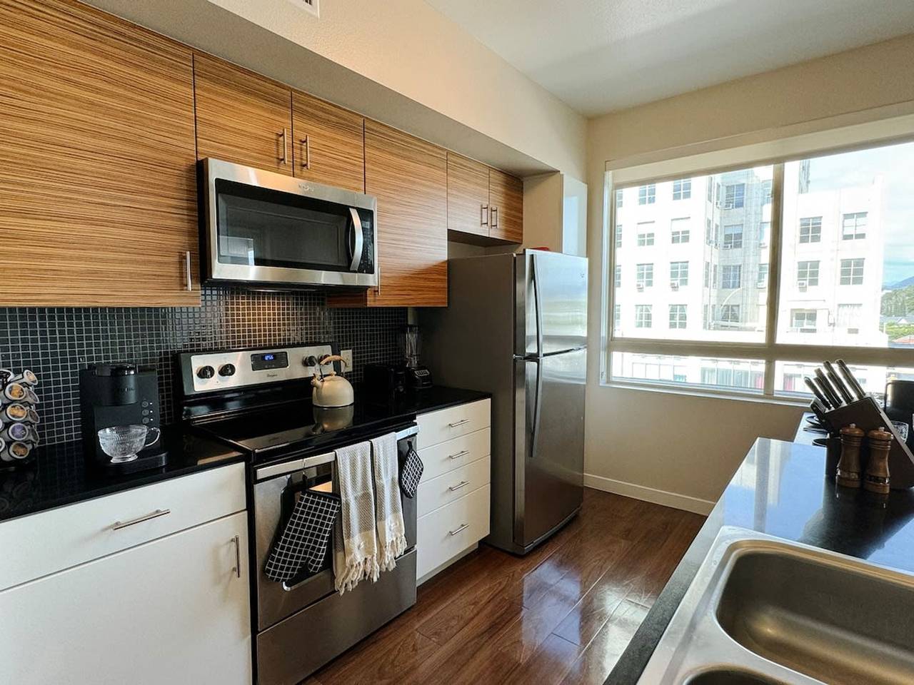 Entire apartment, Stylish Retreat W Pool Gym Parking 10Min  to  Cedars in Hancock Park, Los Angeles
