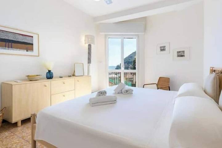 Entire apartment, Hostdomus - Seaside in Noli, Riviera di Ponente
